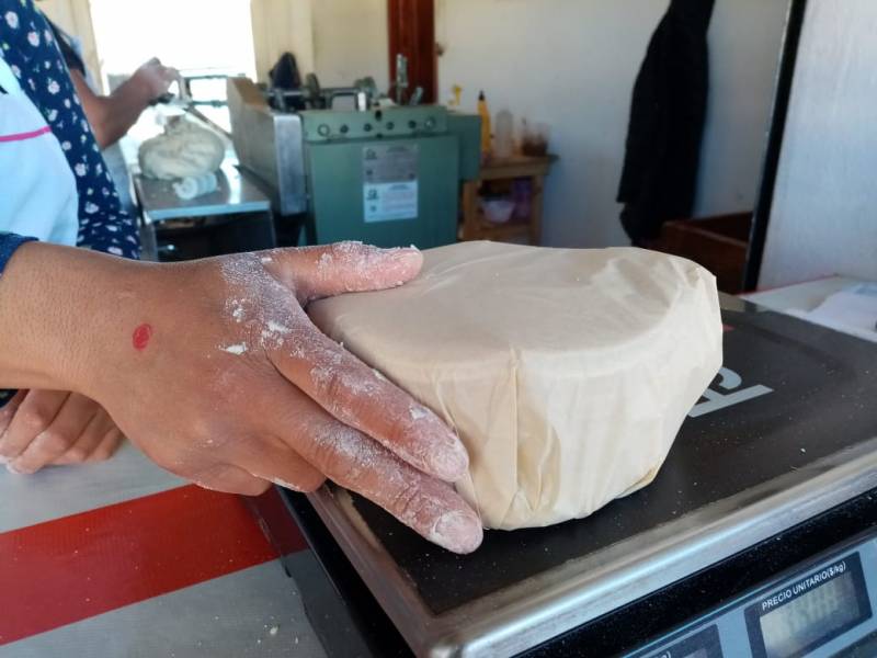 "Tortillas calientes envueltas en papel alimenticio blanco, diseñado para mantener su frescura, textura y temperatura."