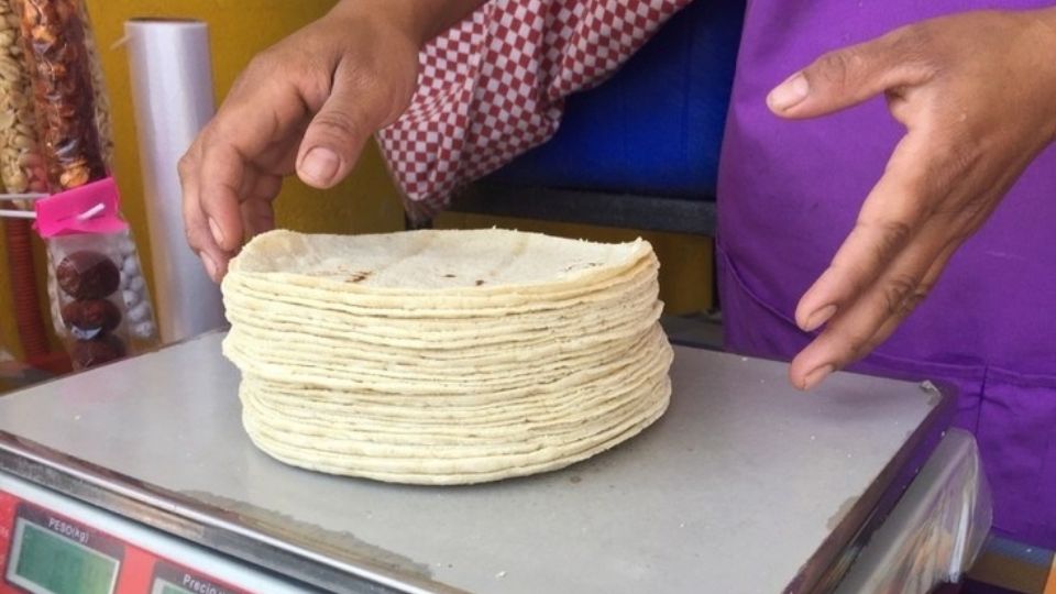 Paquete de tortillas envueltas en papel blanco, frescas y listas para el cliente.